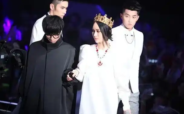 2014年,尚雯婕和男友聂心远联手创建了"黑金经纪",他们有个宏大的目标