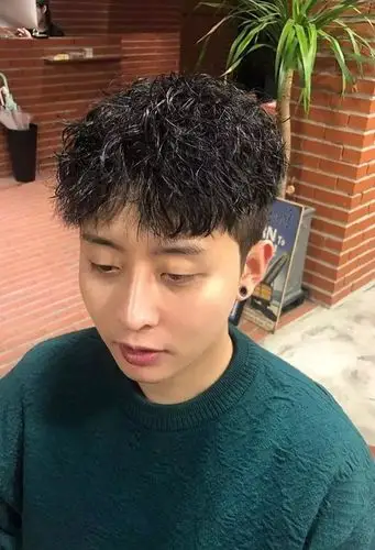 男生最火二七烫头发赏析 让你动心的卷烫短发图集