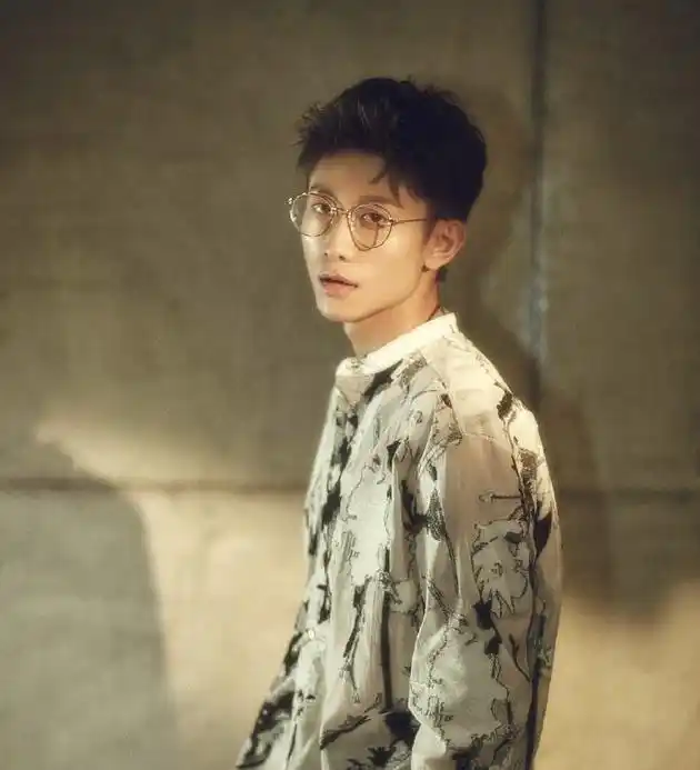 张一山为蔡文静庆生调皮发问:糖和玩具熊要哪个?