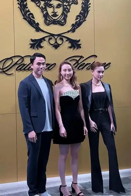 在赌王家族这次活动上除了霍启山和何超欣掀起大家的热议之外,何超莲