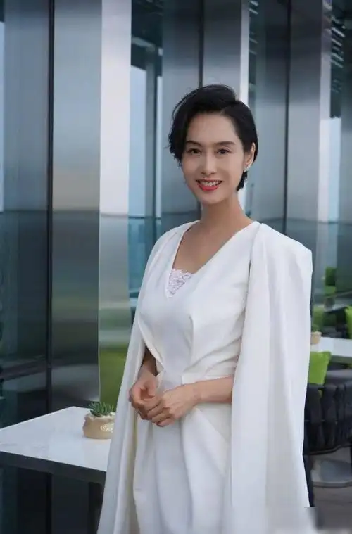 朱茵素颜出镜送表情包卖萌网民盛赞太可爱