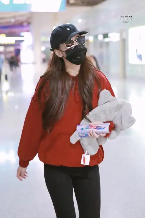 迪丽热巴被粉丝催着赶飞机:"你不要让我慌zang起来"