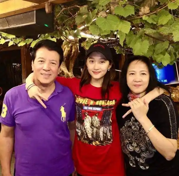 关晓彤全家20多人一起过节,关晓彤心情大好喝红酒,合影超温馨_一家人