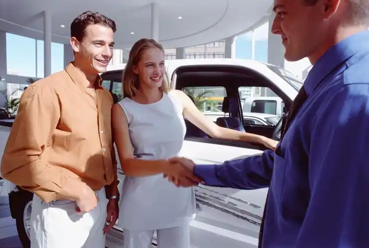 握手开心购车的情侣