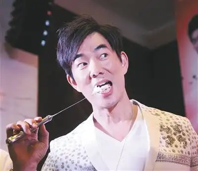 6月16日,任贤齐在杭州为演唱会造势,现场切蛋糕舔奶油.