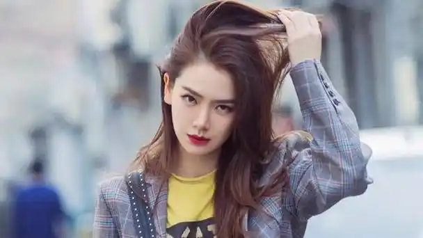 戚薇发25条美图庆祝38岁生日穿芭比粉长裙捂嘴拍照少女感满满