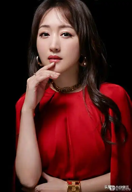 杨钰莹年近半百依旧满脸胶原蛋白,一袭红色斗篷裙张扬大气,真美