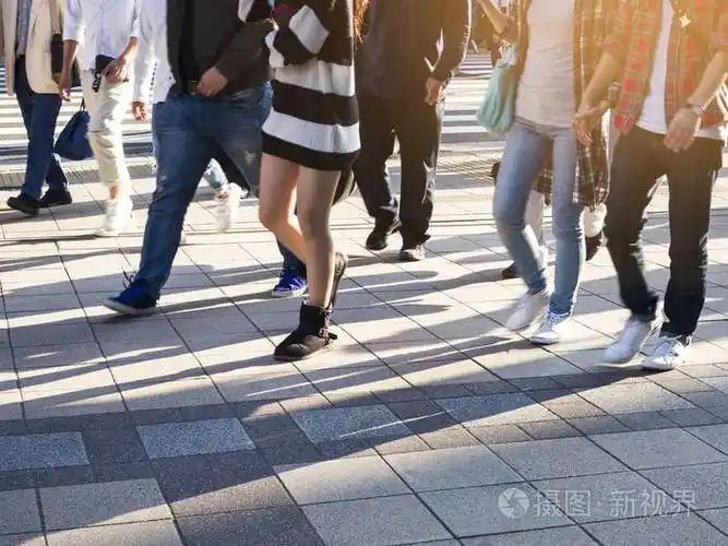 走在大街的人行道上市区城市背景下的人