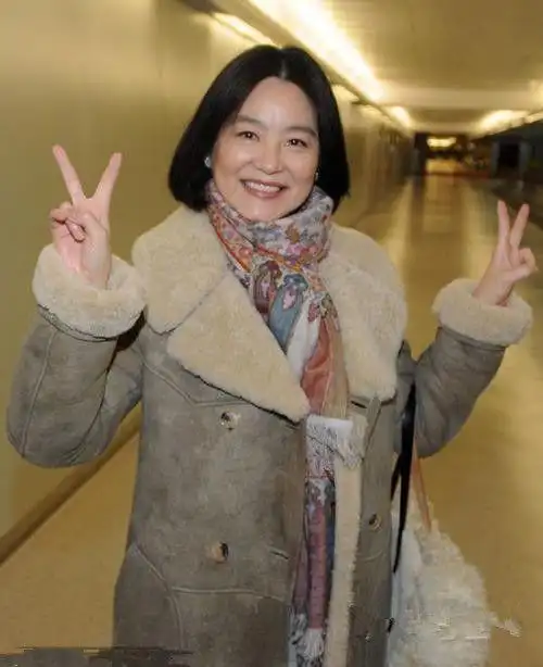 而素颜下的林青霞也是不所畏惧的出现在相机下,可以看到,下图照片中