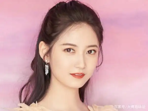 陈钰琪身穿黄色格子连衣裙,完美身材,尽显青春洋溢