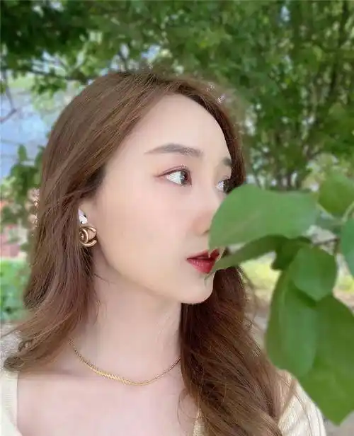 原创原创10年前的快女比赛她第1个出局如今32岁美到惊心动魄