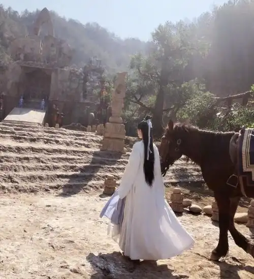 而白衣翩翩的浅雪,那充满仙气的背影和荒凉的石门,让人想起《神雕侠侣