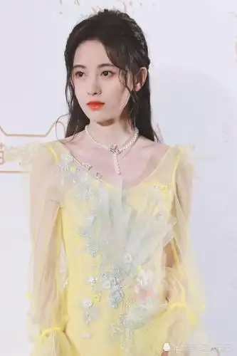 鞠婧祎穿洛丽塔跳舞不加滤镜的腿无意暴露了腿线