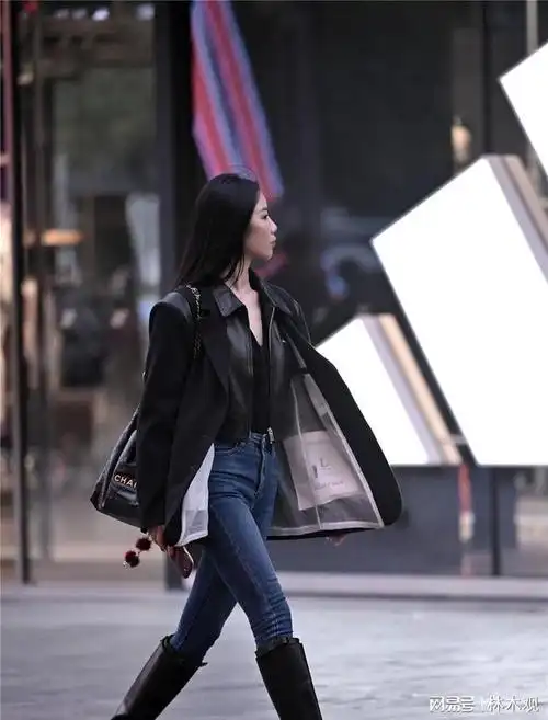 网易首页>网易号>正文申请入驻>其实初冬的穿搭,也会很厚实,搭配出不