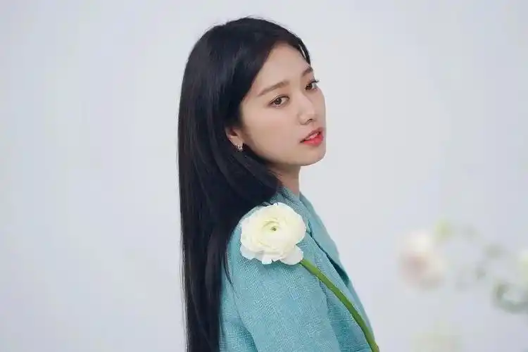 朴信惠最近为品牌拍摄的宣传图也同样是使用了不少花朵作为道具,唯美