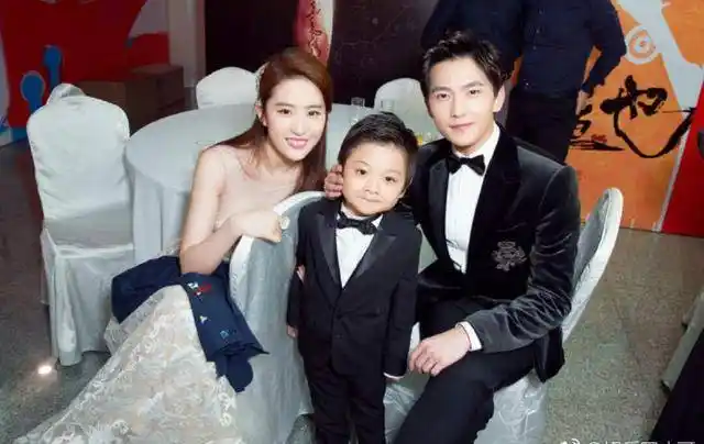 刘亦菲"一家三口"近照,丈夫比宋承宪帅多了