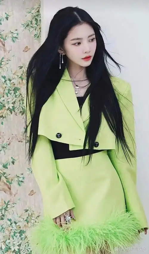 杜淳老婆王灿晒美照,一身绿色打扮又嫩又漂亮,网友吐槽太想火了