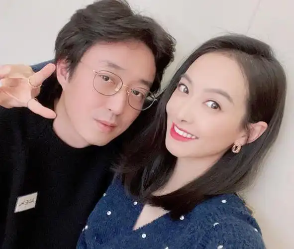 宋茜搂着男友人的照片引起了大批关注