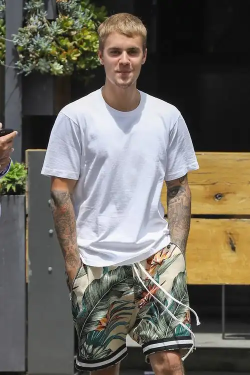 justin bieber在加利福尼亚州的比佛利山最新街拍