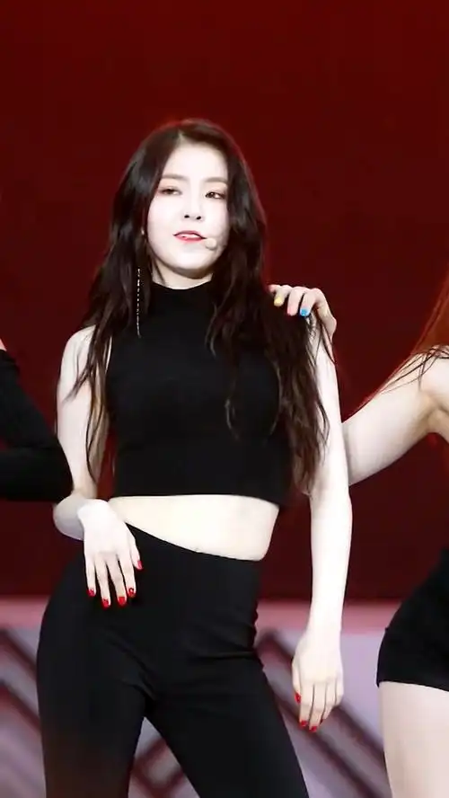 裴珠泫穿露脐装跳舞暴露身材,肤白腰细腿又长