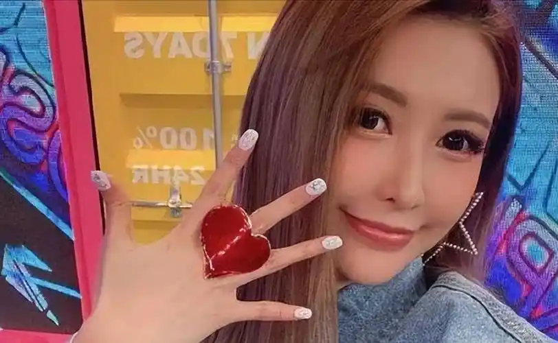 当新闻出现在简恺乐面前时,她只觉得天旋地转,她颤抖着给罗志祥拨打了