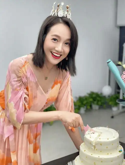 再次看看朱丹现在的状态,月初才过完40岁生日的她,近照看上去又瘦了不