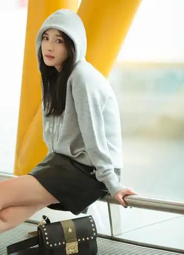 杨幂出发纽约时装周机场街拍曝光 短裙秀美腿展现十足少女范