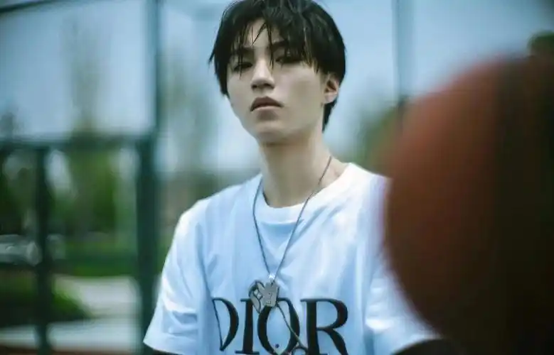 打篮球的帅气凯爷