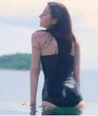 迪丽热巴泳装照首次曝光看到她从水里站起来那刻是美到窒息的感觉