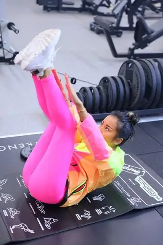 吉克隽逸荧光造型健身照