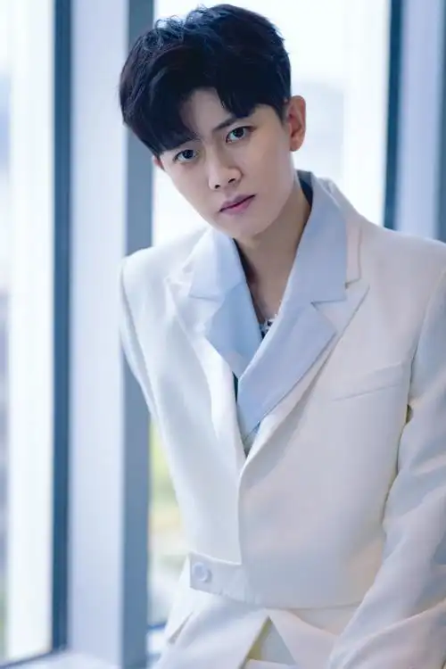 任嘉伦|直播造型图 纯白西装淡蓝色内搭,超有设计感!