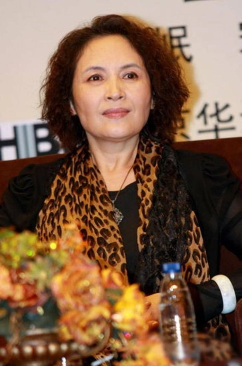 宋晓英罕见秀恩爱,穿风衣披花丝巾气质优雅,依偎在老公怀里好甜