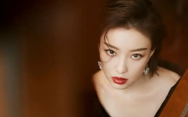 倪妮成熟妩媚高清桌面壁纸_大陆明星_壁纸下载_美桌网