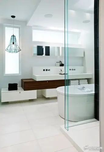 卫生间灯具装修设计 吊灯点缀豪华浴室