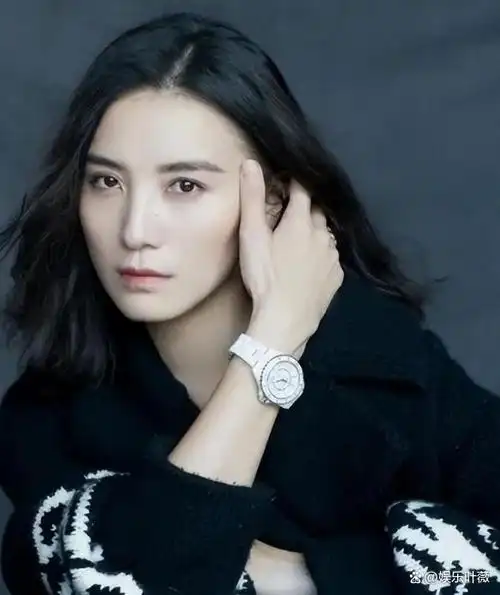 演员小宋佳直言爱了就是爱了被4个男人狂追40多岁仍单身