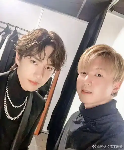 与素人合照#考古的风终继续吹向@uniq-王一博早期那些弥足珍贵的合影