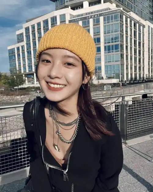 《漫长的季节》里木讷呆滞小女孩李庚希,还有这么奔放