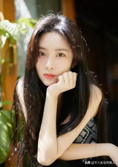 孟子义的长相可甜可盐,她的五官单看并不出彩,组合在一起却很漂亮,既