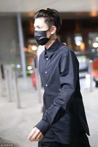 张一山扎小辫变"小栗旬" 皱眉瞪眼的像是去火拼