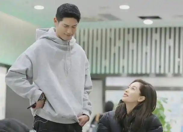 王子文吴永恩被偶遇,逛街坐地铁超接地气!