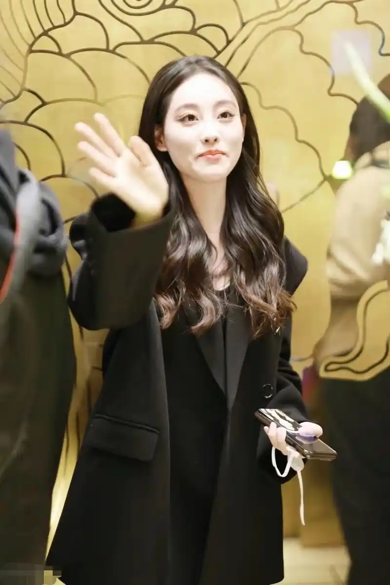 今年很流行男友风的大廓形西装,瞧瞧祝绪丹穿的就很时髦!