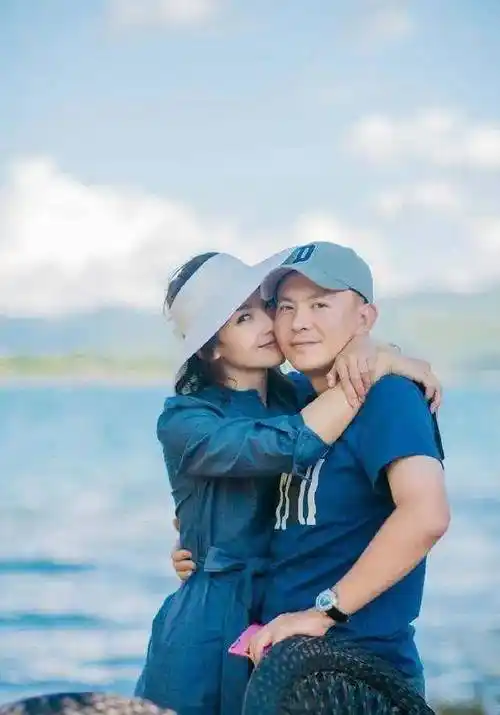 44岁刘涛晒全家福,她娇美似少女,老公显老气,一家人像祖孙三代_王珂