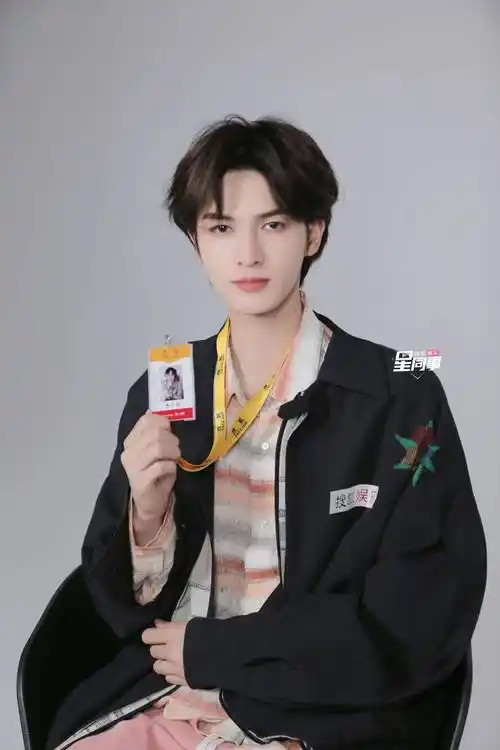 朱正廷聊新戏被壁咚名场面脸红心跳 看白鹿宋丹丹童年照变笨蛋帅哥