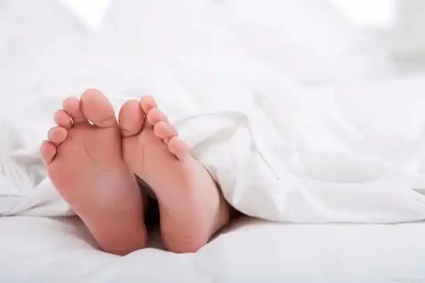 孩子睡觉露脚丫,别忙着盖!好处你想不到