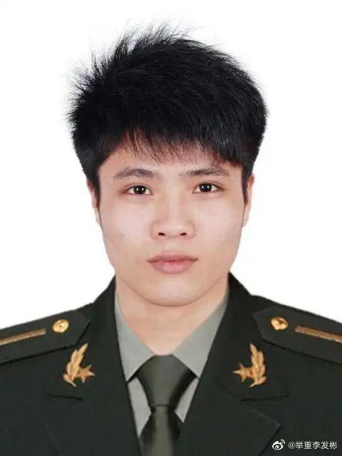 致敬奥运冠军李发彬晒出军装证件照英姿飒爽帅出新高度