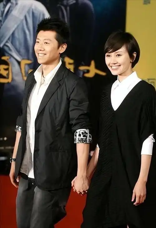 回顾夏雨结婚不邀请父亲与母亲明算账妻子袁泉为他感到心疼