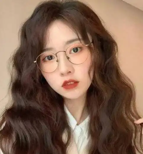 今年这种波波头带点小卷儿的发型非常流行,头发烫点卷更俏皮可爱哦,换