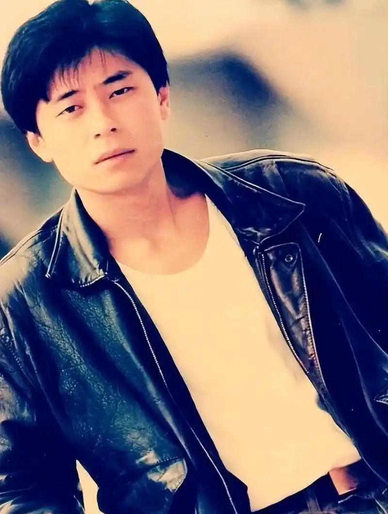 王杰寻幸福隐退,谢霆锋终于不用背锅!媒体质疑"毒哑之谜"真伪