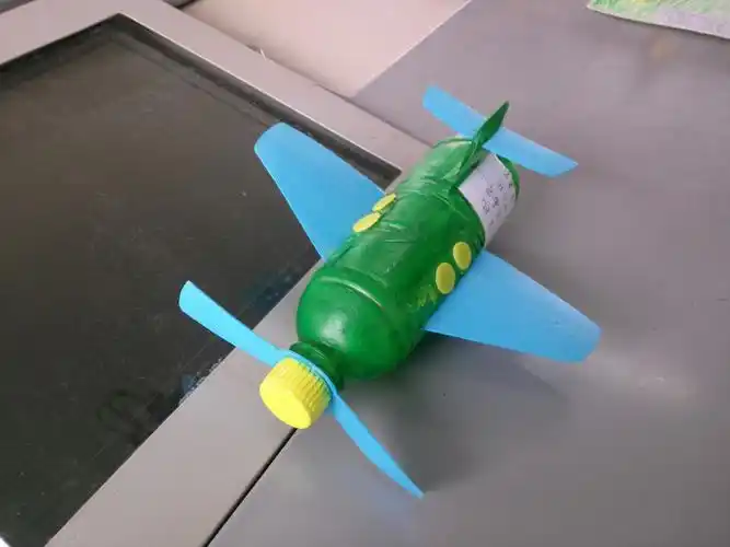 共享制作快乐 放飞童年梦想 ------四(2)班手工制作作品展