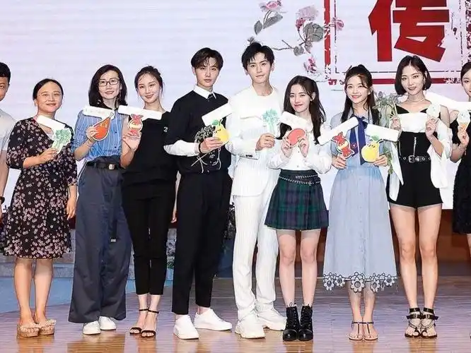 鞠婧祎与关晓彤差14cm,同穿百褶裙,腿长腿细哪个更重要?